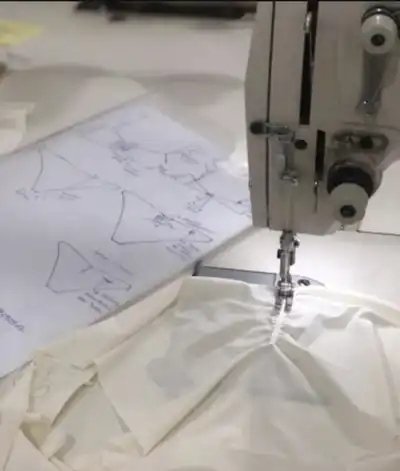 Modelagem ao lado da máquina de costura na Seam Rio